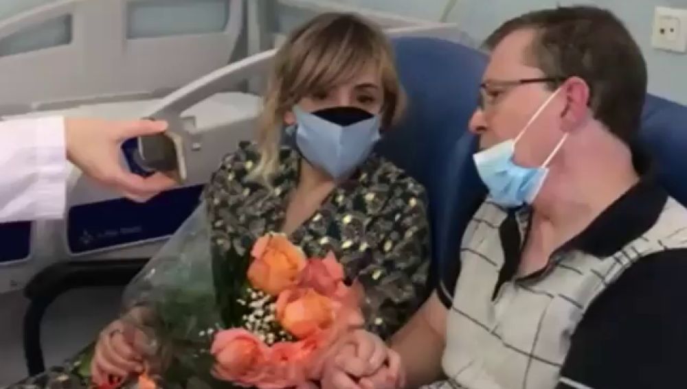 Una pareja de Vigo se casa en la habitación del hospital donde el marido está ingresado por cáncer
