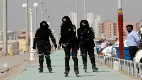 Policías en patines para atrapar a los delincuentes en Pakistán: "Llegamos antes a los callejones estrechos" Policías en patines para atrapar a los delincuentes en Pakistán: "Llegamos antes a los callejones estrechos"