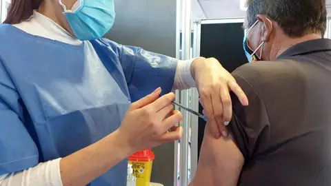 Los menores de 55 años, que hayan superado el coronavirus, solo recibirán una dosis 6 meses después de la infección Los menores de 55 años, que hayan superado el coronavirus, solo recibirán una dosis 6 meses después de la infección