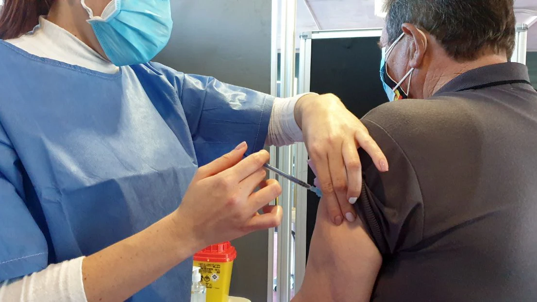 Los menores de 55 a&ntilde;os, que hayan superado el coronavirus, solo recibir&aacute;n una dosis 6 meses despu&eacute;s de la infecci&oacute;n