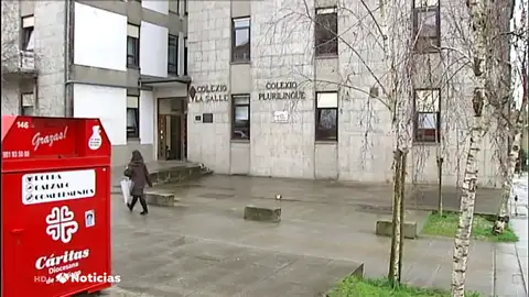 Una profesora negacionista provoca protestas de padres en un colegio de Santiago de Compostela: "adoctrina a los chavales" Una profesora negacionista provoca protestas de padres en un colegio de Santiago de Compostela: "adoctrina a los chavales"