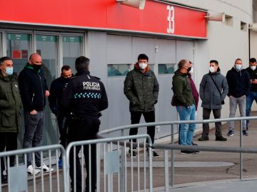 Cola ante el Wanda Metropolitano para la vacunación contra el coronavirus.