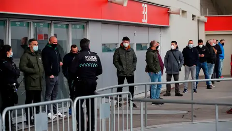 Cola ante el Wanda Metropolitano para la vacunación contra el coronavirus. Coronavirus