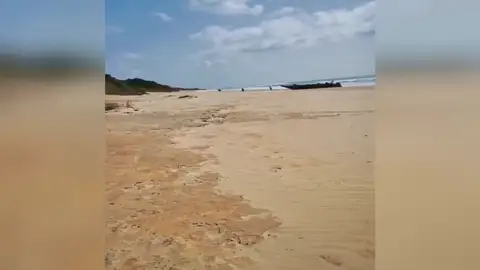 Nuevo e impactante vídeo de un grupo de narcotraficantes abandonando una lancha en Cádiz Nuevo e impactante vídeo de un grupo de narcotraficantes abandonando una lancha en Cádiz