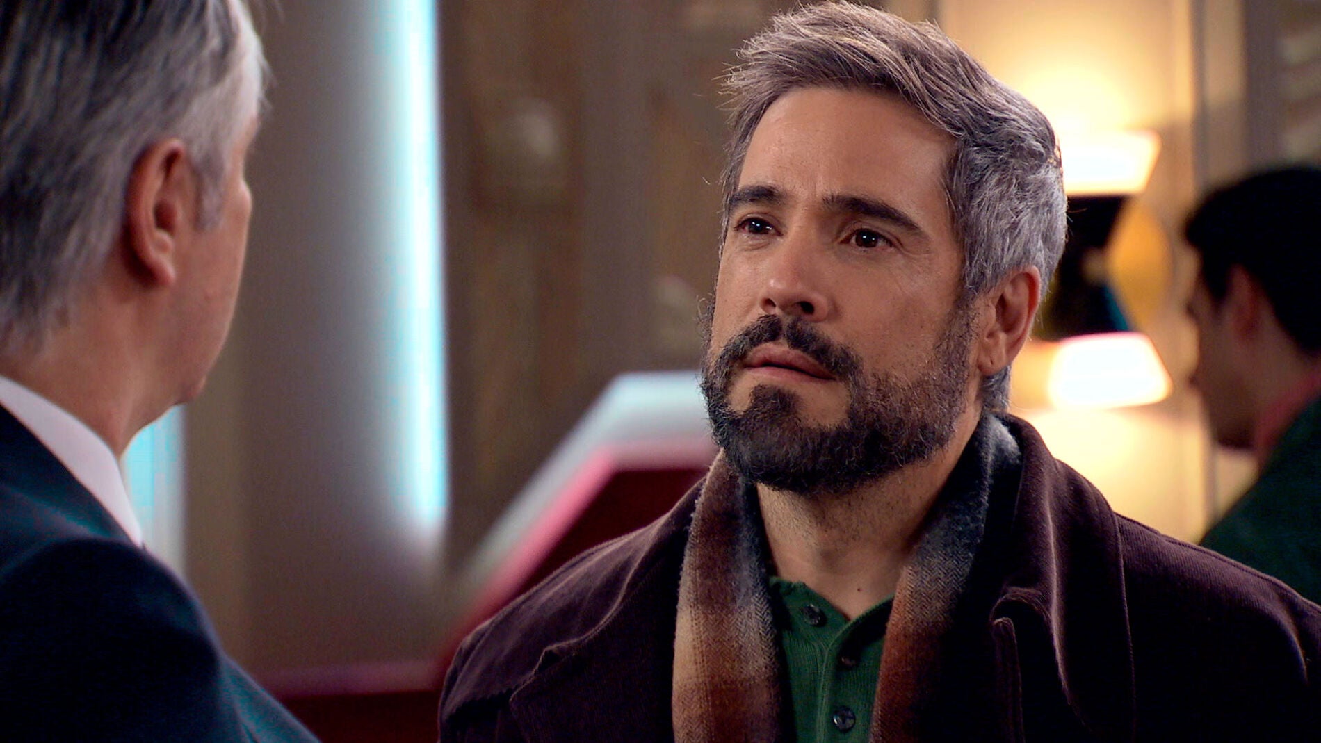 Gorka se enfrenta a Juan al sorprenderle en una actitud comprometida