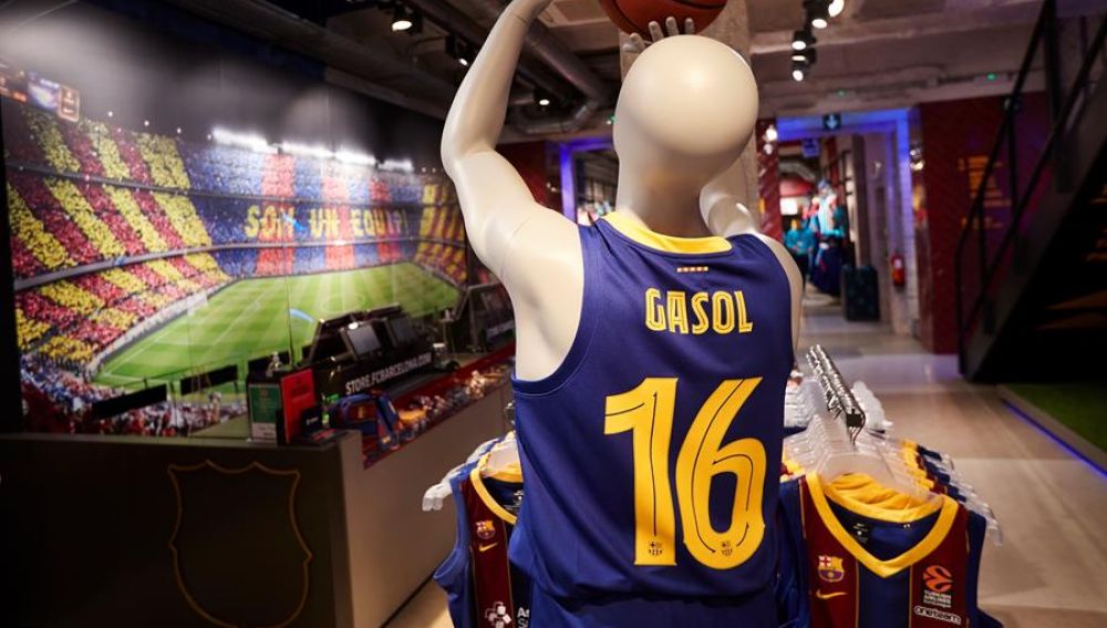 Locura para conseguir la nueva camiseta de Pau Gasol tras su vuelta al Barcelona