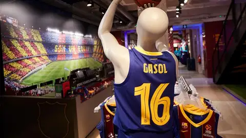 Locura para conseguir la nueva camiseta de Pau Gasol tras su vuelta al Barcelona Locura para conseguir la nueva camiseta de Pau Gasol tras su vuelta al Barcelona