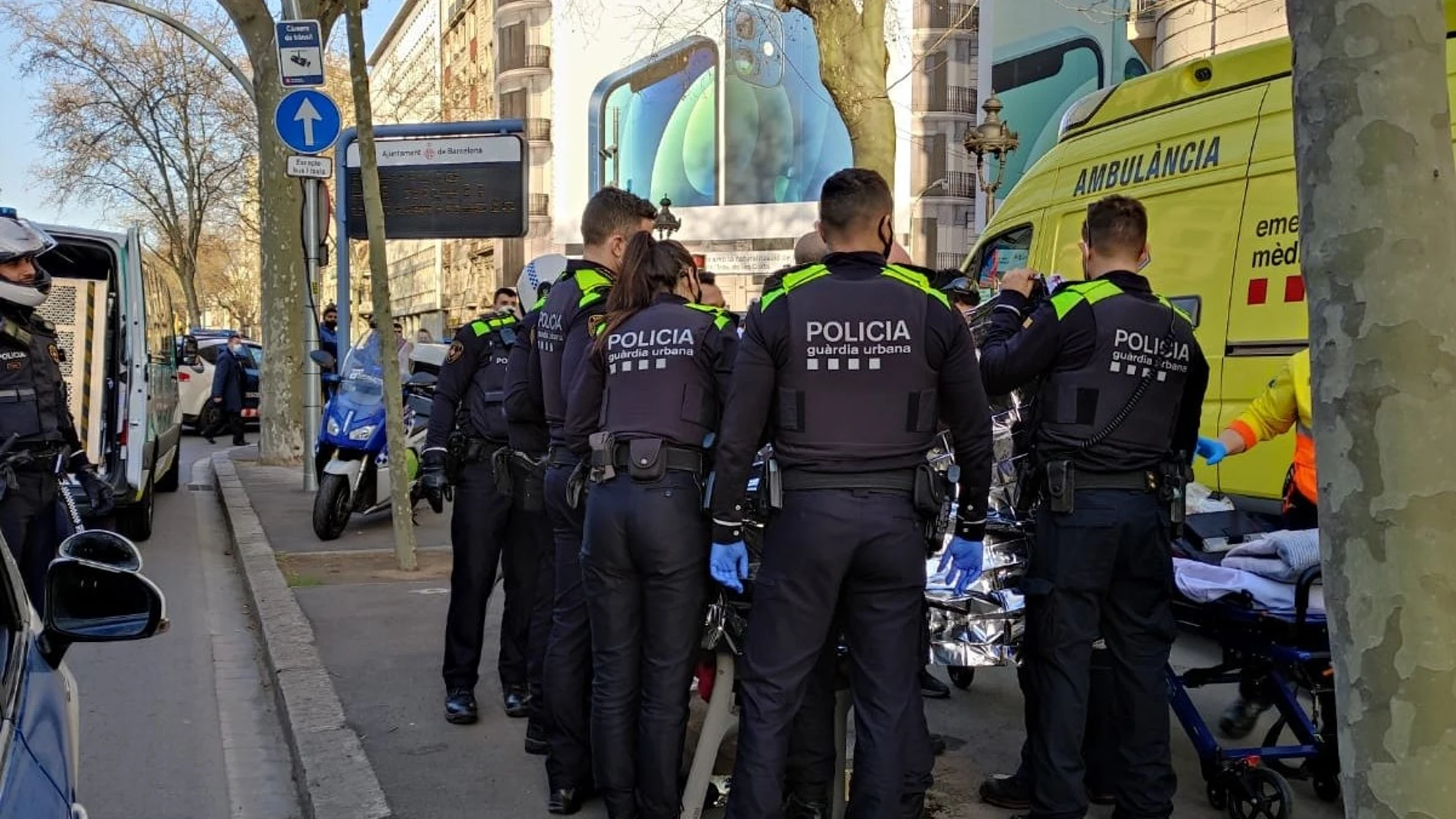 Una mujer da a luz en plena Gran Vía de Barcelona ayudada por la Guardia Urbana y un técnico sanitario Una mujer da a luz en plena Gran Vía de Barcelona ayudada por la Guardia Urbana y un técnico sanitario