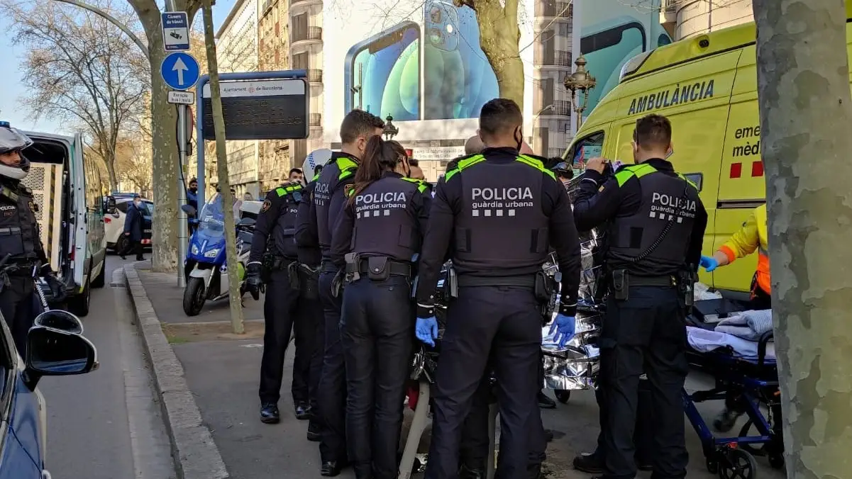 Una mujer da a luz en plena Gran Vía de Barcelona ayudada por la Guardia Urbana y un técnico sanitario Una mujer da a luz en plena Gran Vía de Barcelona ayudada por la Guardia Urbana y un técnico sanitario