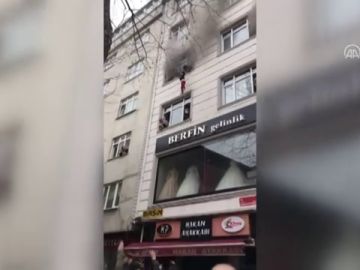 Una madre lanza a sus 4 hijos por la ventana para salvarles la vida de un incendio en Estambul