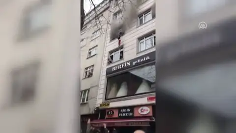 Una madre lanza a sus 4 hijos por la ventana para salvarles la vida de un incendio en Estambul Una madre lanza a sus 4 hijos por la ventana para salvarles la vida de un incendio en Estambul