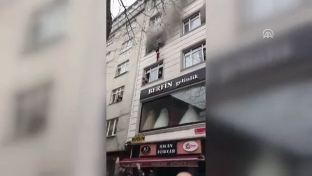 Una madre lanza a sus 4 hijos por la ventana para salvarles la vida de un incendio en Estambul Una madre lanza a sus 4 hijos por la ventana para salvarles la vida de un incendio en Estambul