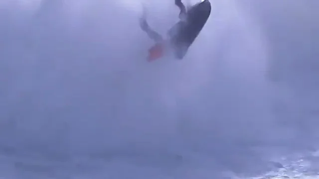 El terrible accidente de una moto de agua contra las olas gigantes de Nazar&eacute;