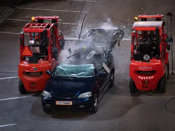 Descapote extremo en 'El Hormiguero 3.0': Walter Franco guillotina un coche en directo Descapote extremo en 'El Hormiguero 3.0': Walter Franco guillotina un coche en directo