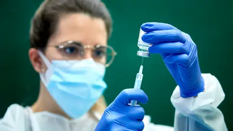 Una sanitaria prepara una dosis de la vacuna contra la covid Una sanitaria prepara una dosis de la vacuna contra la covid
