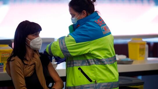 Una mujer recibe la dosis de la vacuna contra el coronavirus