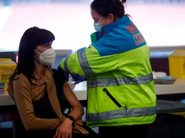 Una mujer recibe la dosis de la vacuna contra el coronavirus Una mujer recibe la dosis de la vacuna contra el coronavirus