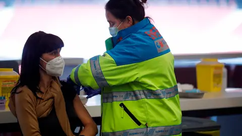 Una mujer recibe la dosis de la vacuna contra el coronavirus Una mujer recibe la dosis de la vacuna contra el coronavirus