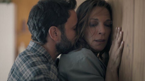 Rebeca, despechada y el teniente Godoy acorrala a Alberto Becker