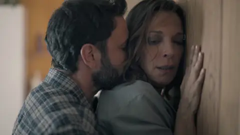 Rebeca, despechada y el teniente Godoy acorrala a Alberto Becker Rebeca, despechada y el teniente Godoy acorrala a Alberto Becker