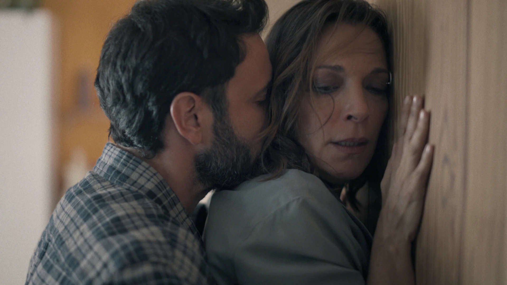Rebeca, despechada y el teniente Godoy acorrala a Alberto Becker