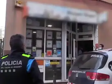 Detienen a 3 personas de agencias de viajes en Barcelona por ofrecer a los clientes pruebas de PCR falsificadas Detienen a 3 personas de agencias de viajes en Barcelona por ofrecer a los clientes pruebas de PCR falsificadas