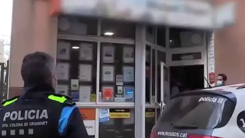 Detienen a 3 personas de agencias de viajes en Barcelona por ofrecer a los clientes pruebas de PCR falsificadas Detienen a 3 personas de agencias de viajes en Barcelona por ofrecer a los clientes pruebas de PCR falsificadas