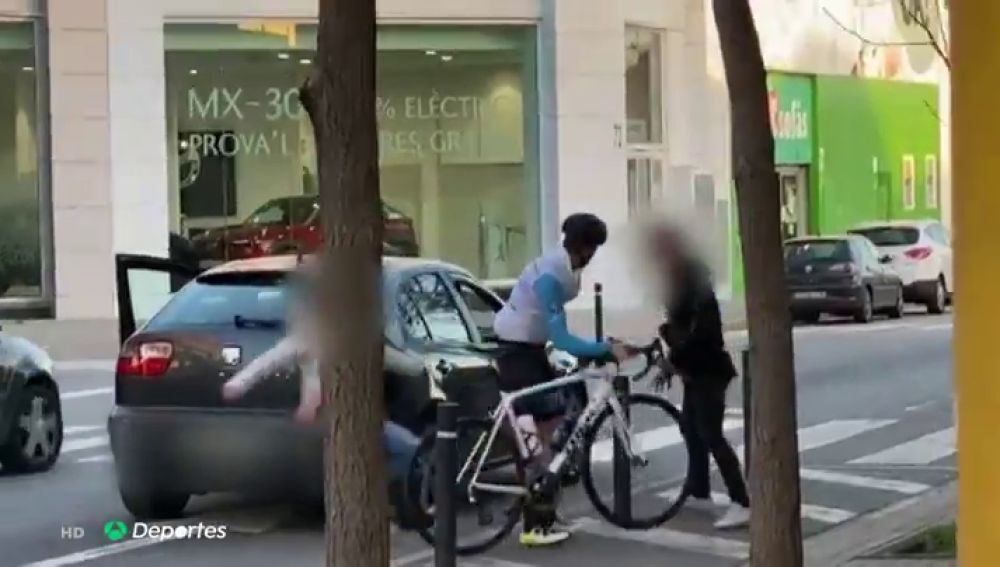 Una pareja se baja del coche y agrede a un ciclista con una llave inglesa en Sabadell 