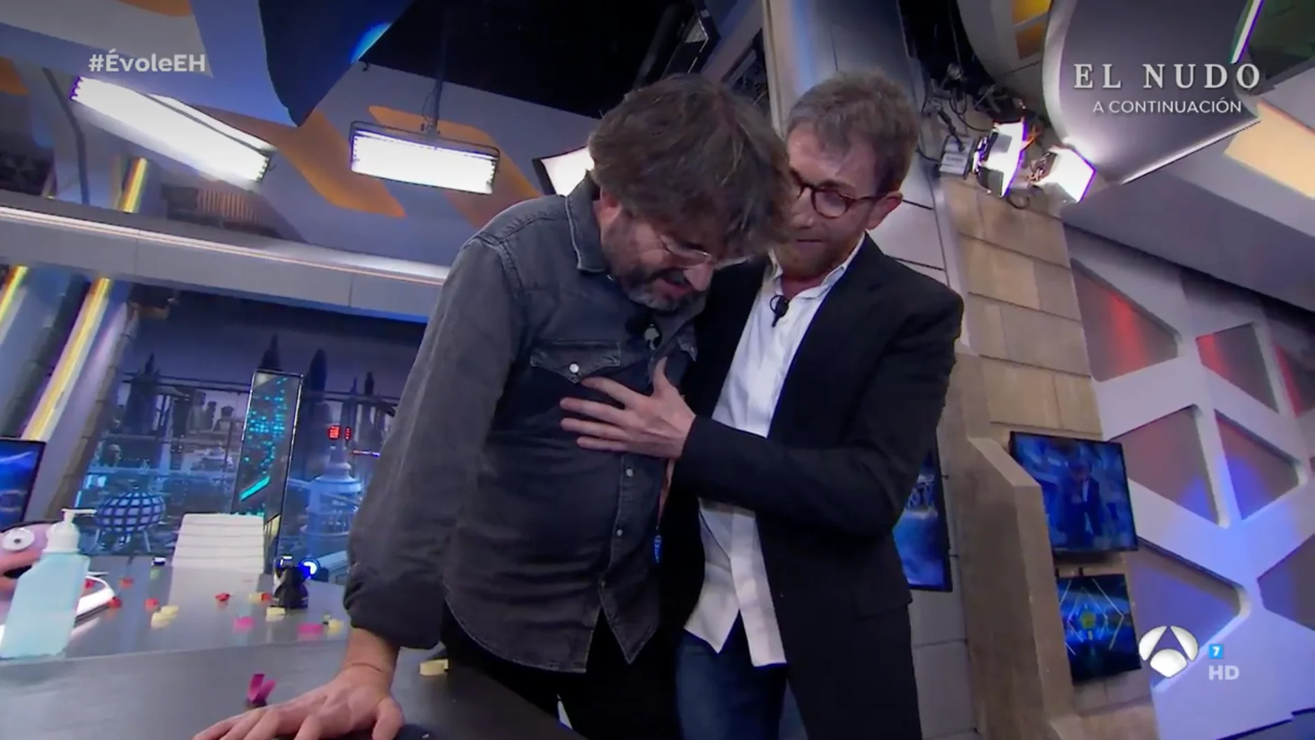 Jordi Évole sufre un episodio de cataplexia y es socorrido por Pablo Motos Jordi Évole sufre un episodio de cataplexia y es socorrido por Pablo Motos