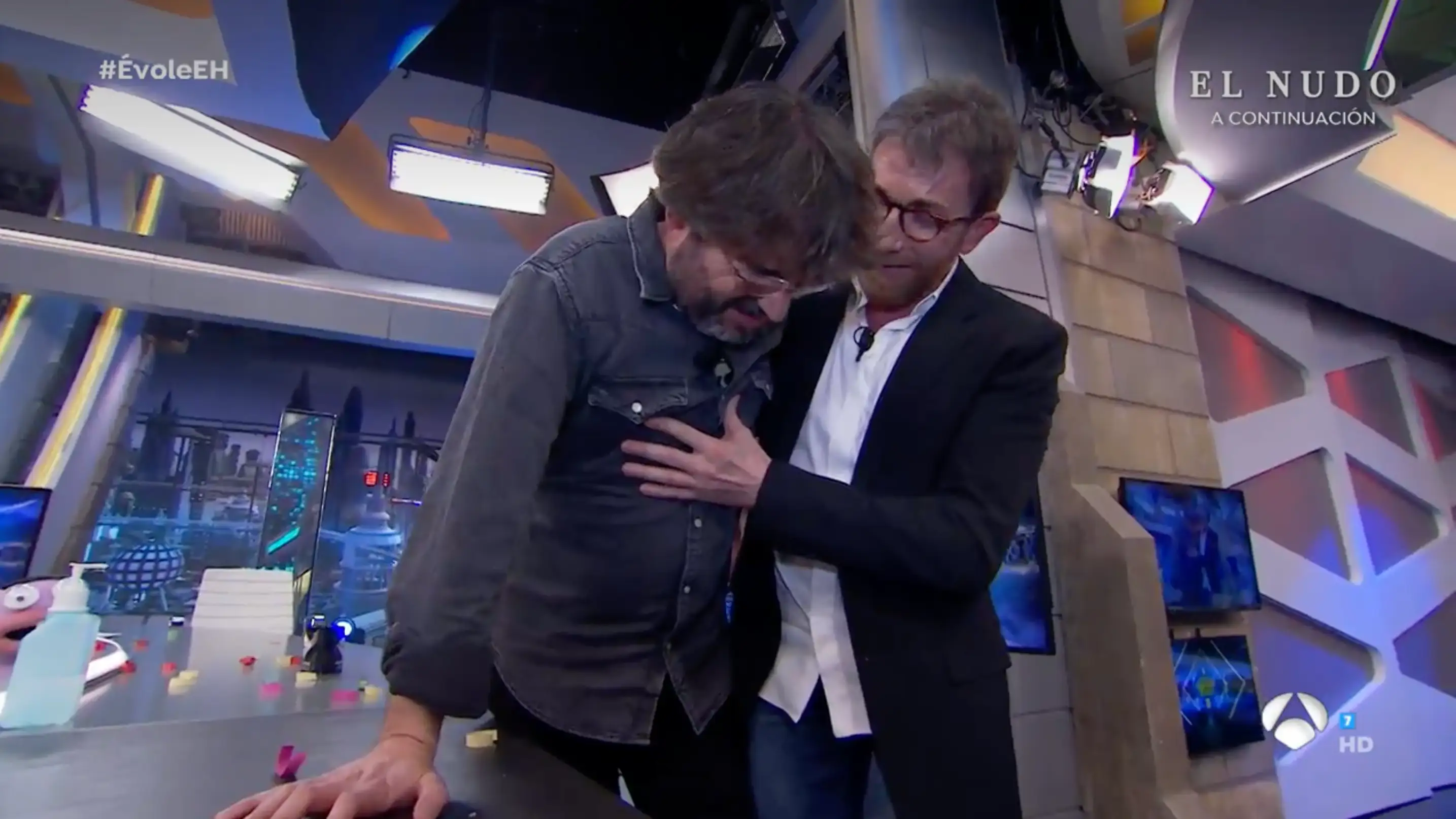 Jordi Évole sufre un episodio de cataplexia y es socorrido por Pablo Motos Jordi Évole sufre un episodio de cataplexia y es socorrido por Pablo Motos