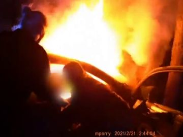 Heroico rescate de unos policías a dos personas atrapadas en un coche en llamas tras un accidente