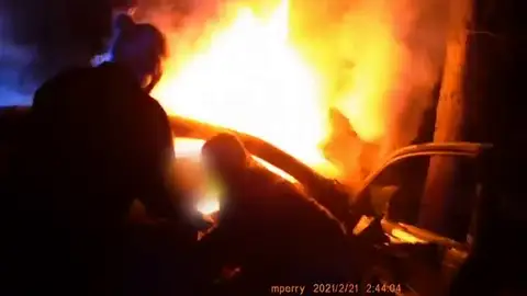 Heroico rescate de unos policías a dos personas atrapadas en un coche en llamas tras un accidente Heroico rescate de unos policías a dos personas atrapadas en un coche en llamas tras un accidente
