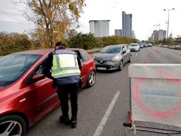 Un agente pregunta a una conductora el motivo de su desplazamiento en uno de los controles de Valencia.