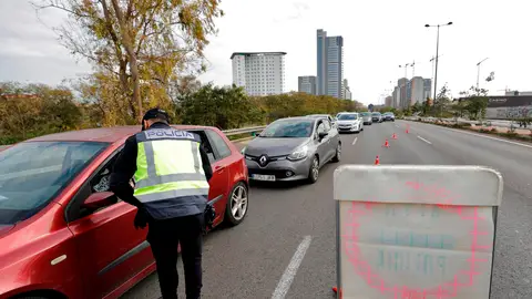 Un agente pregunta a una conductora el motivo de su desplazamiento en uno de los controles de Valencia. Un agente pregunta a una conductora el motivo de su desplazamiento en uno de los controles de Valencia.