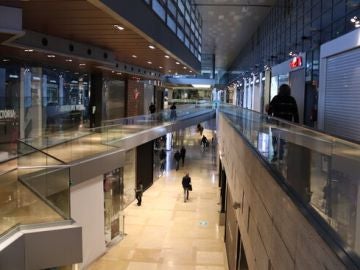 Cataluña reabre los centros comerciales y aumenta el aforo en recintos deportivos y piscinas: estas son las restricciones que se mantienen y las que se levantan