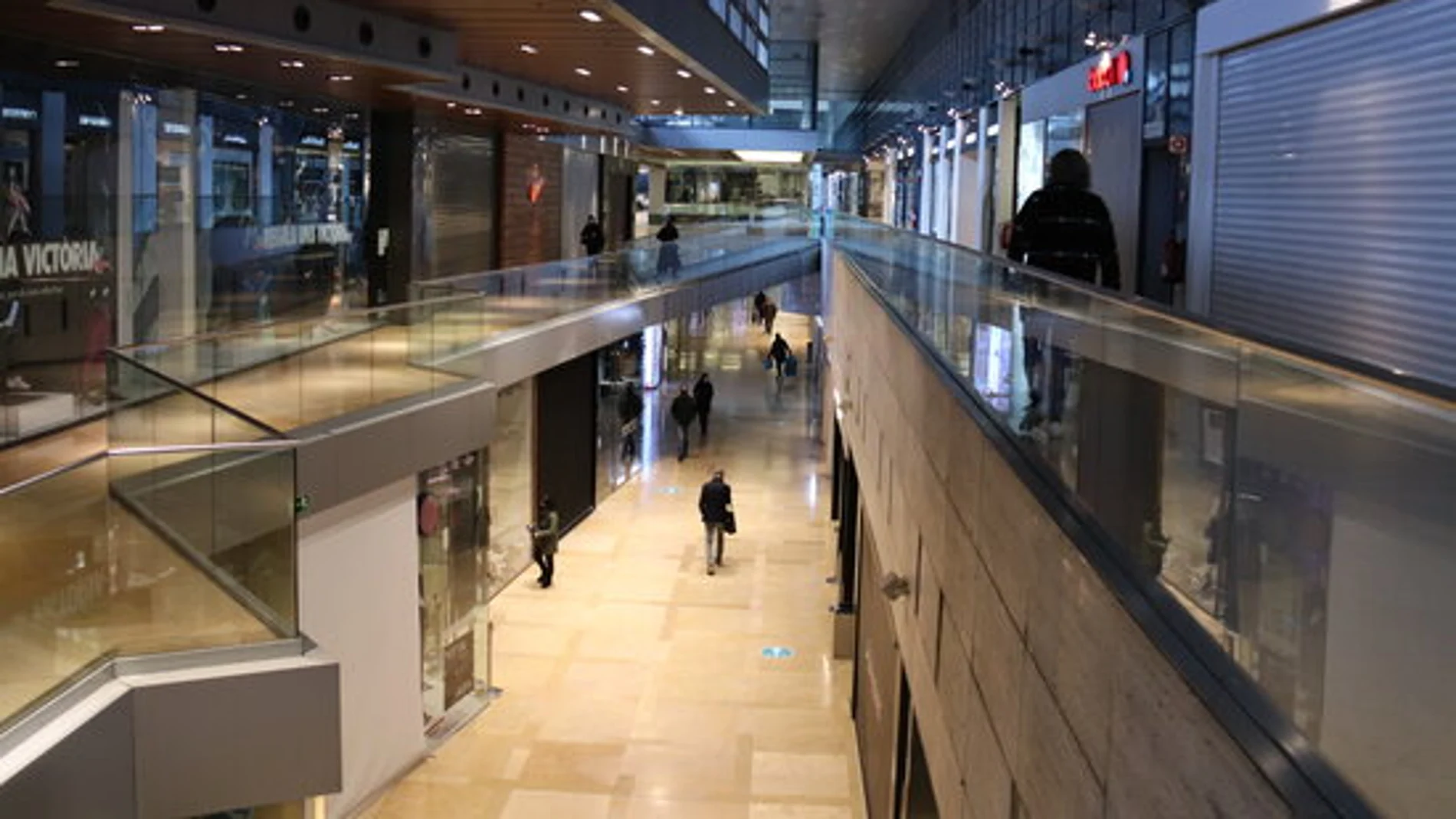 Cataluña reabre los centros comerciales y aumenta el aforo en recintos deportivos y piscinas: estas son las restricciones que se mantienen y las que se levantan Cataluña reabre los centros comerciales y aumenta el aforo en recintos deportivos y piscinas: estas son las restricciones que se mantienen y las que se levantan