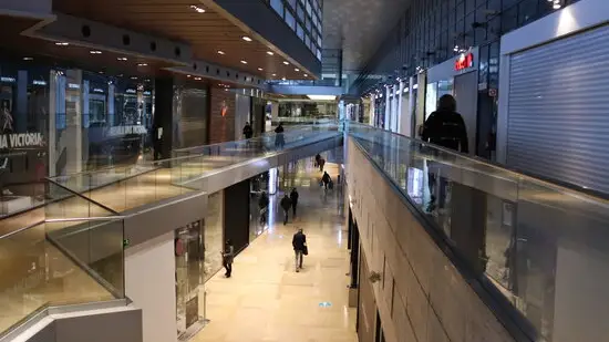 Cataluña reabre los centros comerciales y aumenta el aforo en recintos deportivos y piscinas: estas son las restricciones que se mantienen y las que se levantan Cataluña reabre los centros comerciales y aumenta el aforo en recintos deportivos y piscinas: estas son las restricciones que se mantienen y las que se levantan