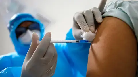 Una persona siendo vacunada contra el coronavirus Una persona siendo vacunada contra el coronavirus