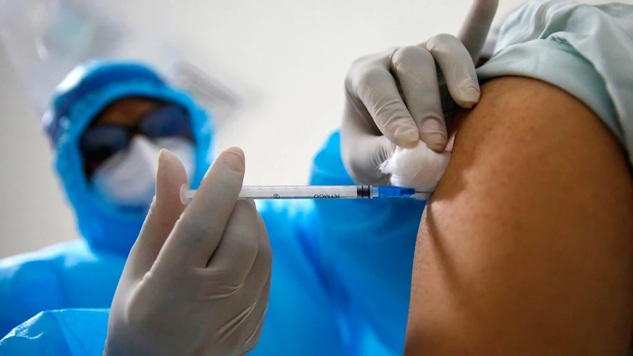 Una persona siendo vacunada contra el coronavirus Una persona siendo vacunada contra el coronavirus