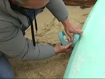 Un arquitecto gallego encuentra la forma para quitar la parafina a la tabla de surf: "Es más cómodo y útil"