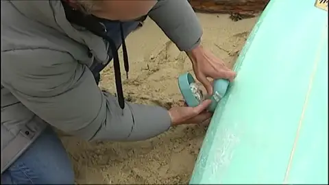 Un arquitecto gallego encuentra la forma para quitar la parafina a la tabla de surf: "Es más cómodo y útil" Un arquitecto gallego encuentra la forma para quitar la parafina a la tabla de surf: "Es más cómodo y útil"