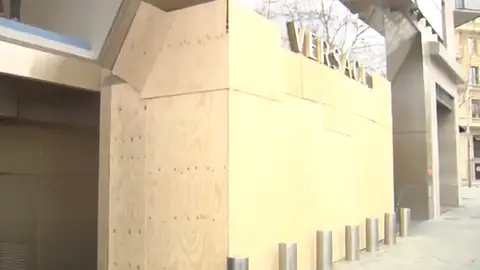 Varias tiendas del Paseo de Gracia (Barcelona) tapian sus escaparates ante posibles nuevos ataques en apoyo a Pablo Hasél Varias tiendas del Paseo de Gracia (Barcelona) tapian sus escaparates ante posibles nuevos ataques en apoyo a Pablo Hasél