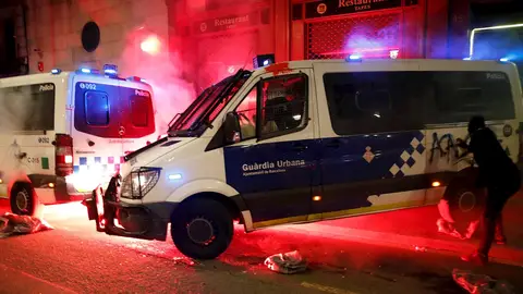 Diez detenidos en una nueva noche violenta de protestas en Barcelona a favor de Pablo Hasél Diez detenidos en una nueva noche violenta de protestas en Barcelona a favor de Pablo Hasél