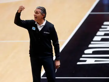 Scariolo dirige su primer partido como entrenador oficial en la NBA Scariolo dirige su primer partido como entrenador oficial en la NBA