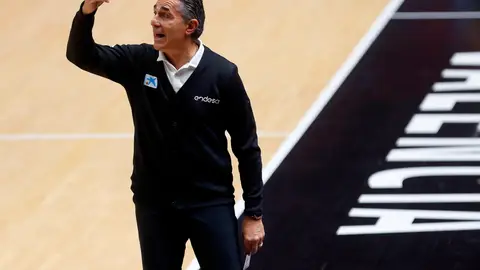 Scariolo dirige su primer partido como entrenador oficial en la NBA Scariolo dirige su primer partido como entrenador oficial en la NBA