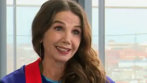 Victoria Abril: "Habrá más muertos con vacuna que sin, el confinamiento no funciona y las mascarillas tampoco" Victoria Abril: "Habrá más muertos con vacuna que sin, el confinamiento no funciona y las mascarillas tampoco"