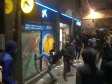 Un grupo de alborotadores destroza varios bancos en Barcelona durante las manifestaciones por Pablo Hasél