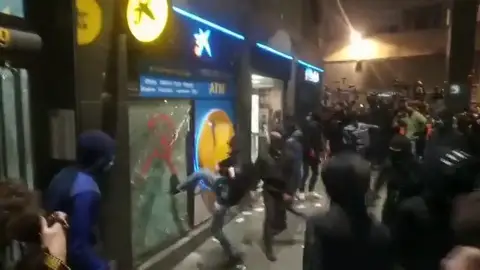 Un grupo de alborotadores destroza varios bancos en Barcelona durante las manifestaciones por Pablo Hasél Un grupo de alborotadores destroza varios bancos en Barcelona durante las manifestaciones por Pablo Hasél