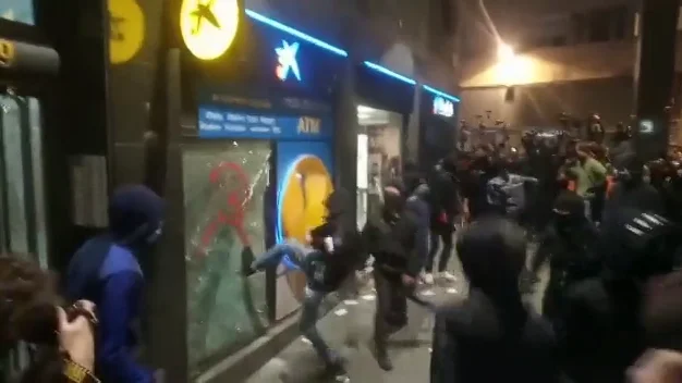 Un grupo de alborotadores destroza varios bancos en Barcelona durante las manifestaciones por Pablo Has&eacute;l
