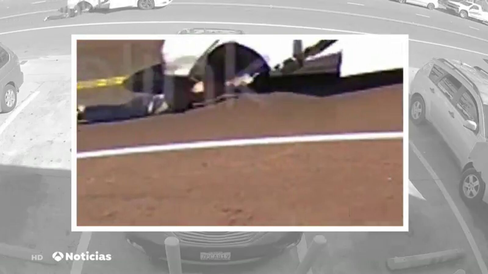 Graban cómo una mujer es arrastrada 46 metros por un coche después de sufrir un robo en California